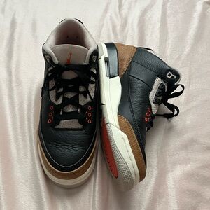 AIR JORDAN 3 RETRO (GS)
BLACK/RUSH ORANGE-FOSSIL STONE
NOIR/ORANGE INTENSE